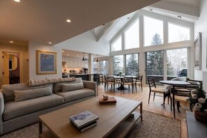 Condo, 4 quartos | Área de estar