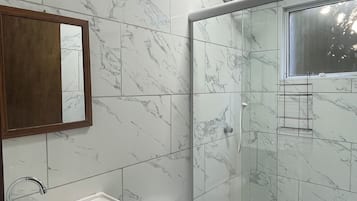 Habitación triple estándar | Baño | Regadera y toallas