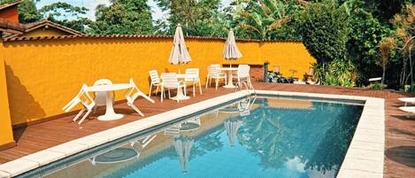 2 من حمّامات السباحة الخارجية