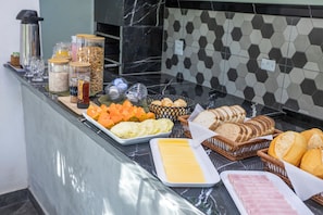 Free daily buffet breakfast - Pousada In Bali (São Sebastião)