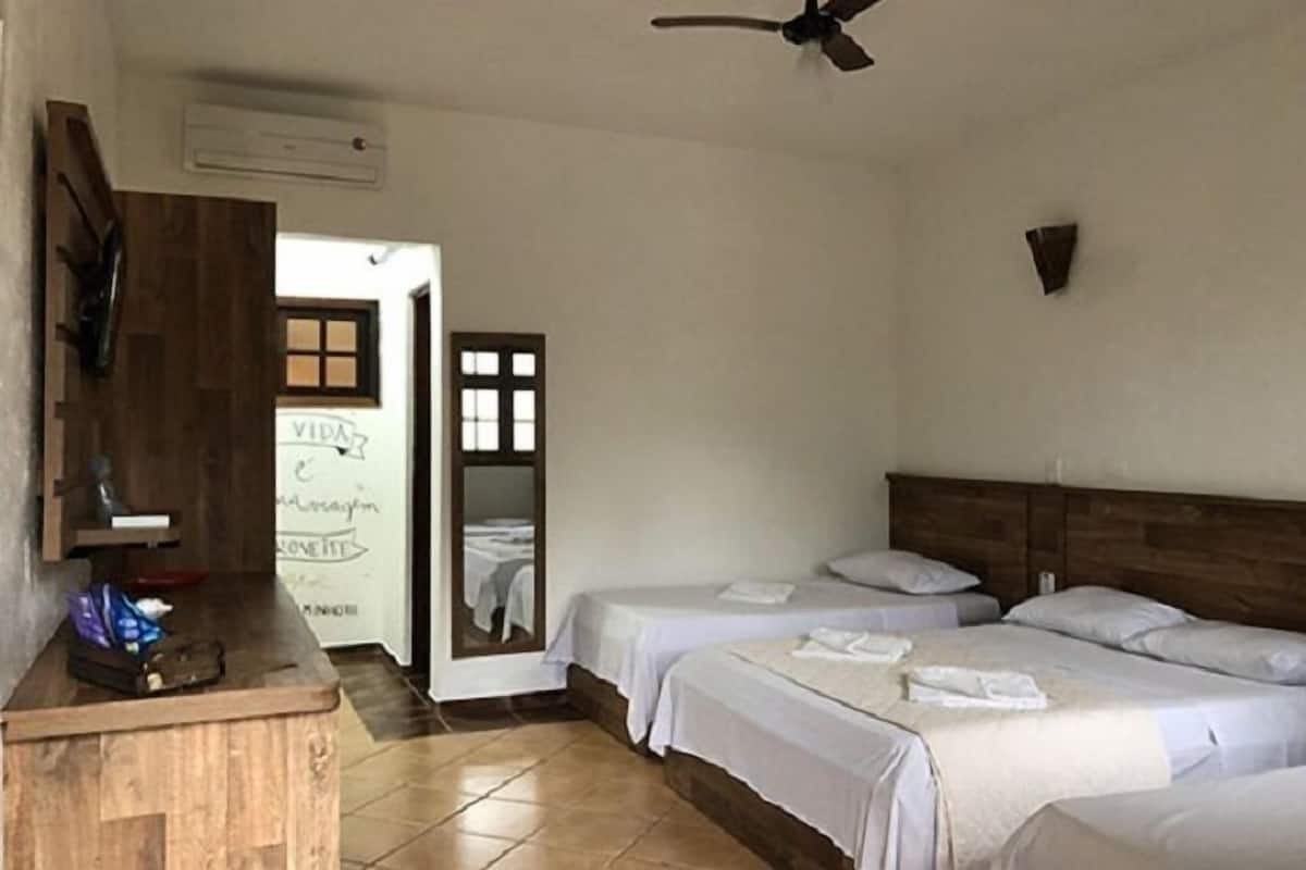 Vierbettzimmer, Erdgeschoss | Minibar, kostenloses WLAN, Bettwäsche