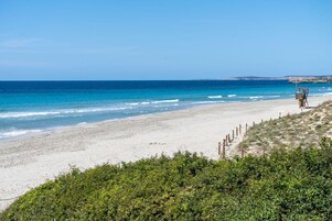 Beach nearby, white sand, 3 beach bars