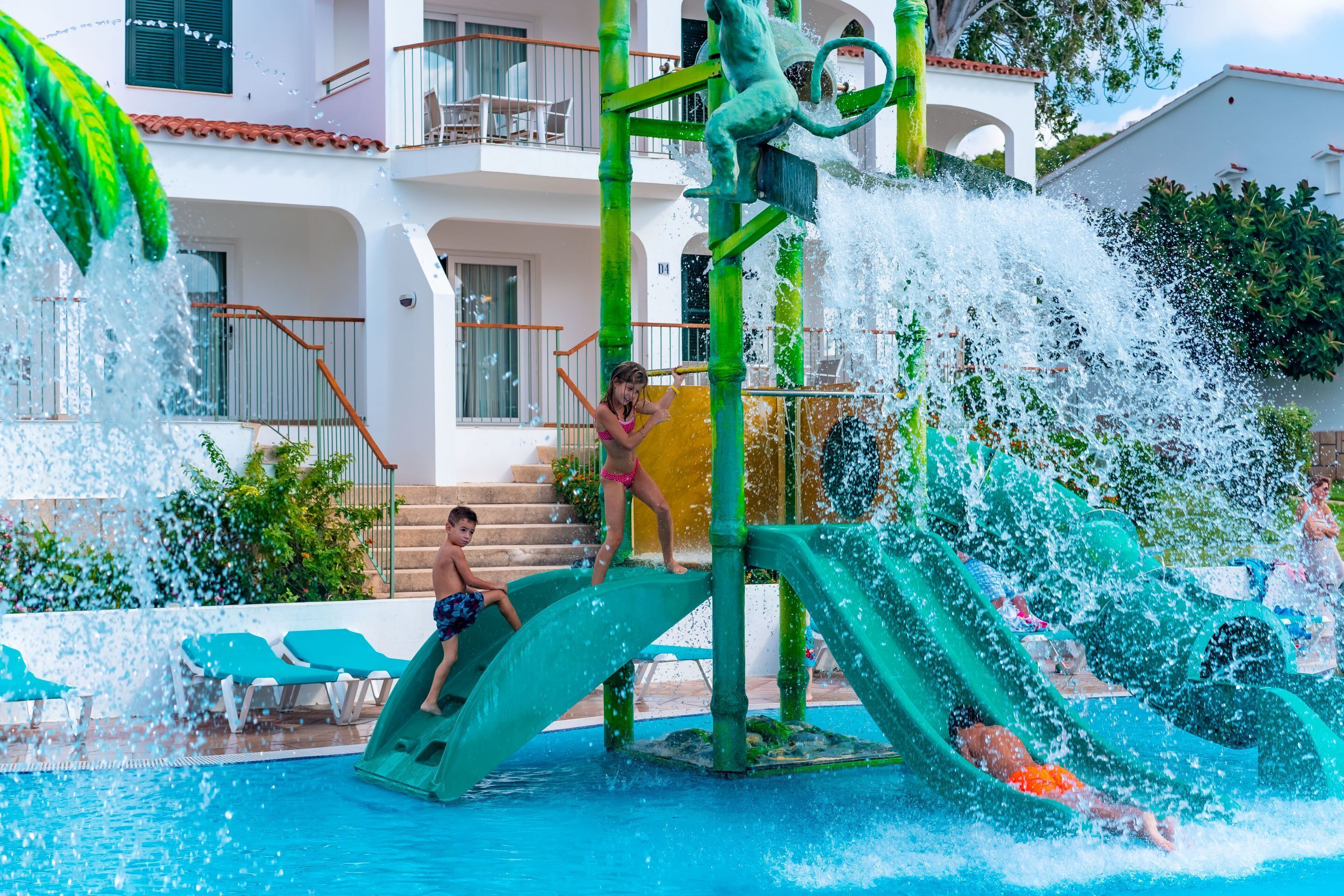 Ein Wasserpark mit Rutschen und Schwimmbecken.