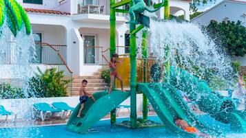 Ein Wasserpark mit Rutschen und Schwimmbecken.