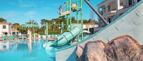 Seasonal outdoor pool, open 9:00 AM to 7:00 PM, pool loungers