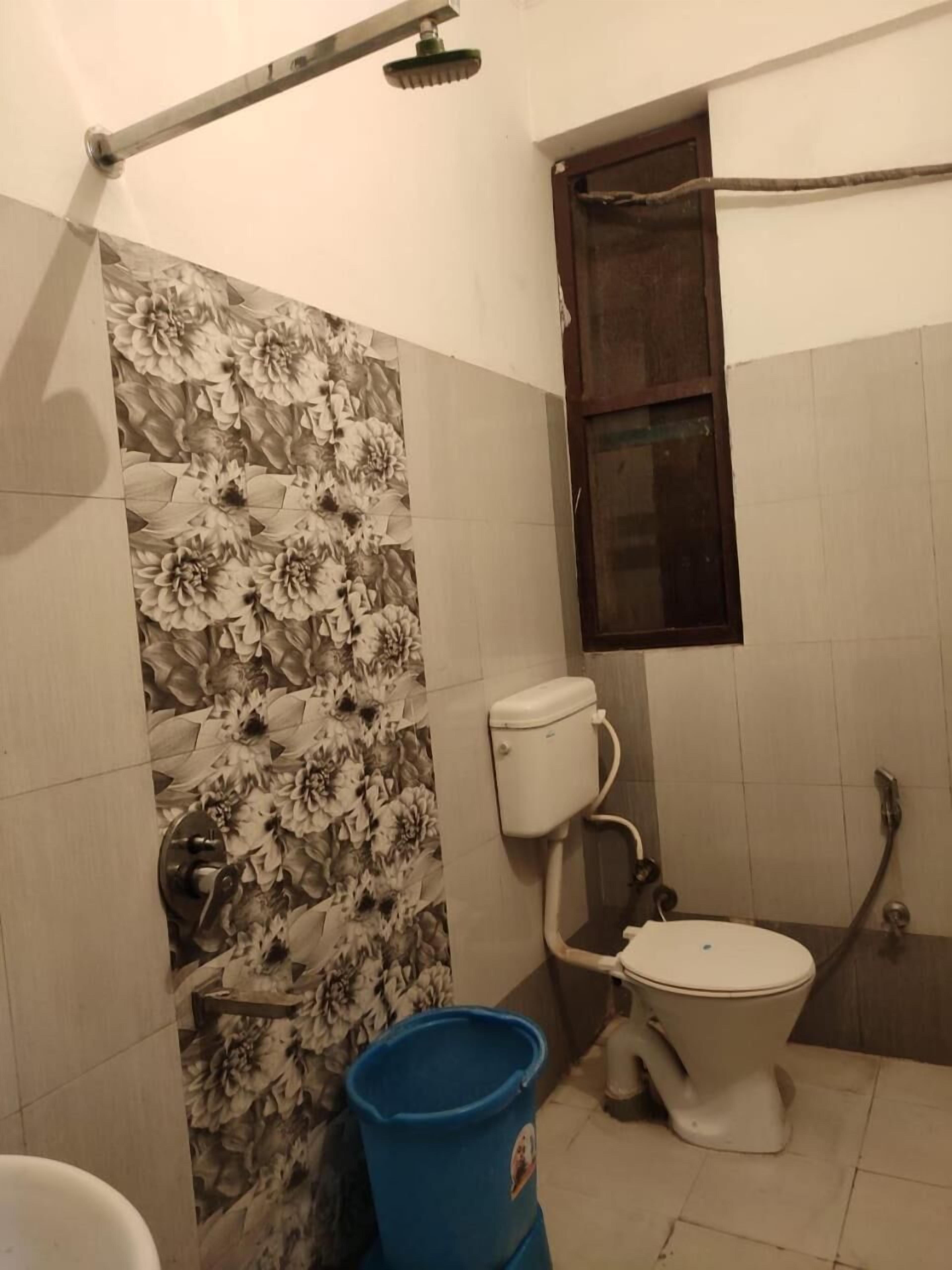 Shower, rainfall showerhead, free toiletries, towels