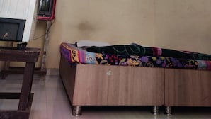 Ein Zimmer mit Bett, Deckenventilator, Heizung und Fernseher.