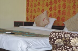 Economy Double Room | Peralatan tempat tidur premium, dihias secara berasingan 