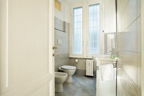 Apartamento (3 Bedrooms) | Banheiro | Chuveiro, produtos de toalete grátis, secador de cabelo, bidê