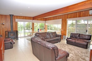 TV, fireplace, DVD player - Welcome Break - PET Friendly (Inverloch)