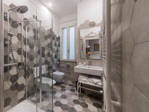 Apartamento (5 Bedrooms) | Banheiro | Chuveiro, bidê, toalhas de banho, shampoo