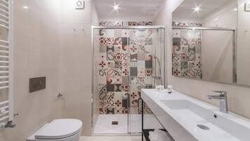 Apartment (5 Bedrooms) | Bathroom | Shower, bidet, towels, shampoo