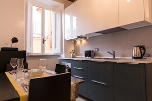 Appartamento (1 Bedroom) | Cucina privata | Frigorifero, piano cottura, lavastoviglie, macchina per tè/caffè