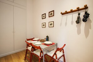In-room dining - Domus Claudiae (Rome)