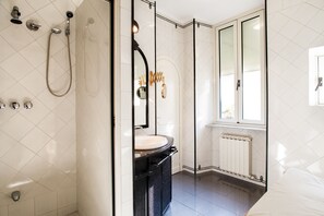 Shower, free toiletries, hair dryer, bidet - Casa Isabella al Colosseo (Rome)