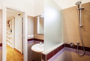 Apartamento (1 Bedroom) | Banheiro | Chuveiro, secador de cabelo, bidê, toalhas de banho