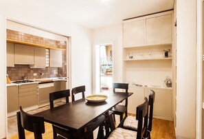 Apartment (1 Bedroom) | In-room dining - La Terrazza di Elly (Rome)