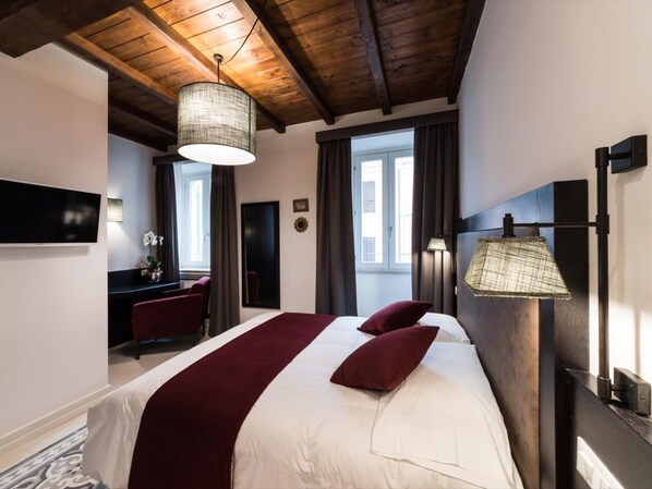 3 bedrooms, desk, free cots/infant beds, travel cot