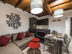 Apartment (3 Bedrooms) | Living area