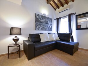 Apartment (2 Bedrooms) | Living room | 42-inch TV with satellite channels - Ibernesi 1 Apartment (Rome)