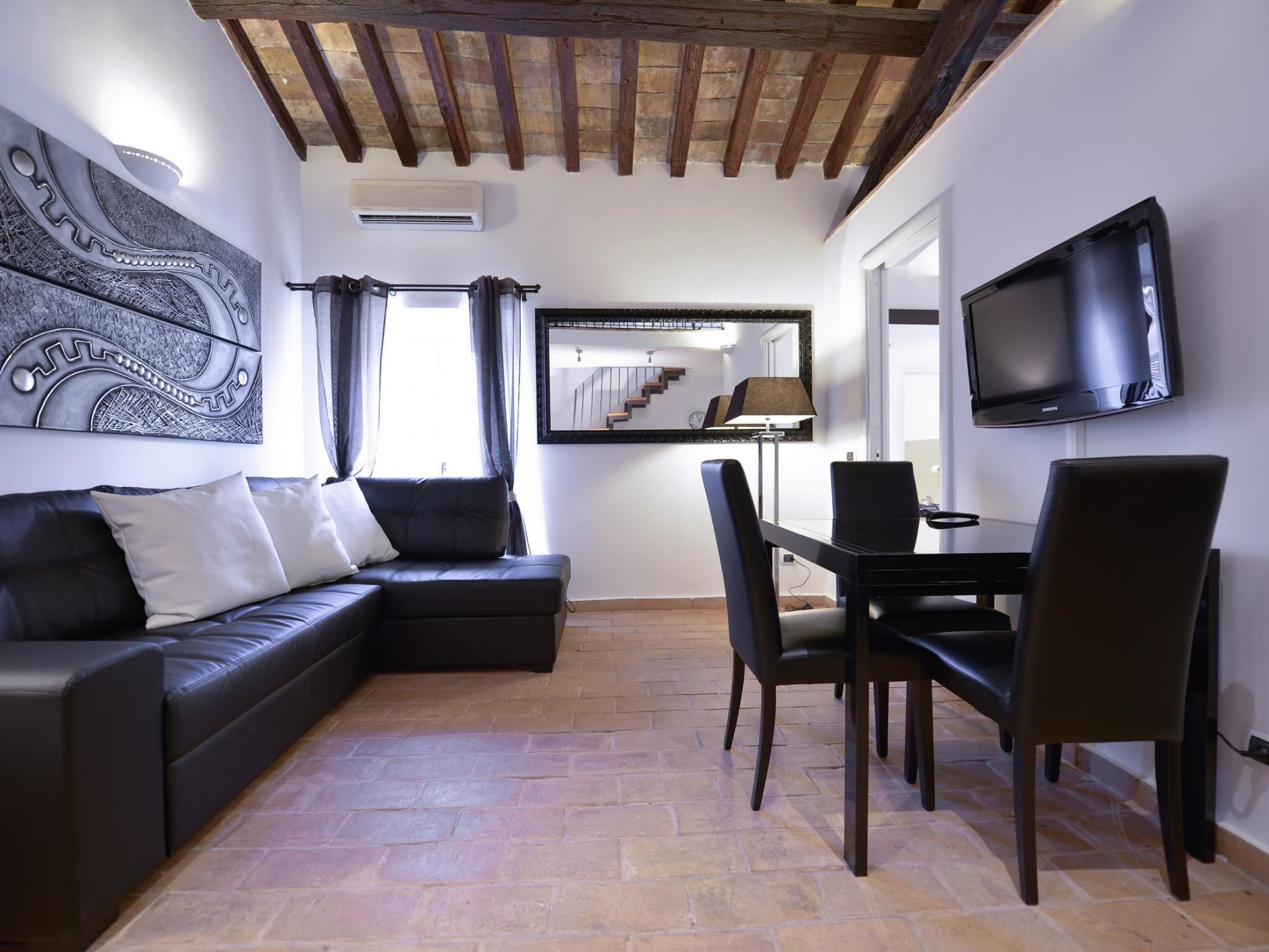 Apartamento (2 Bedrooms) | Área de estar | TV 42 polegadas com canais via satélite