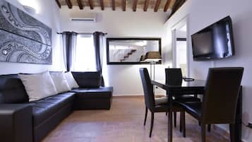 Apartamento (2 Bedrooms) | Área de estar | TV 42 polegadas com canais via satélite