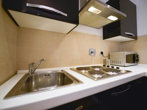 Apartment (2 Bedrooms) | Private kitchen | Fridge, microwave, oven, stovetop - Ibernesi 1 Apartment (Rome)