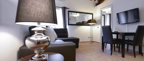 Apartment (2 Bedrooms) | Wohnzimmer