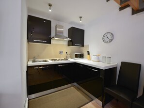 Apartment (2 Bedrooms) | Private kitchen | Fridge, microwave, oven, stovetop - Ibernesi 1 Apartment (Rome)