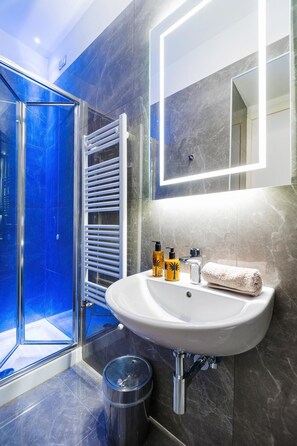 Apartment (3 Bedrooms) | Bathroom | Shower, free toiletries, hair dryer, bidet - The Brunetti - Luxury Serviced Apartment (Rome)