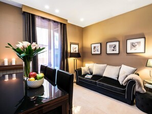 Flat-screen TV - The Brunetti - Luxury Serviced Apartment (Rome)