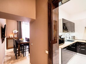 Appartement (3 Bedrooms) | Cuisine privée | Réfrigérateur, micro-ondes, lave-vaisselle, machine à expresso