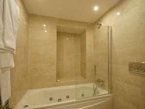 Apartment (3 Bedrooms) | Bathroom | Shower, bidet, towels