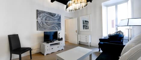 Lägenhet (3 Bedrooms) | Vardagsrum | 42-tums tv med satellitkanaler