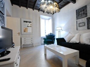 Departamento (3 Bedrooms) | Sala de estar | Televisión de 42 pulgadas con canales vía satélite 