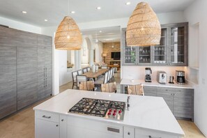 Placa de cocina, lavavajillas y utensilios de cocina