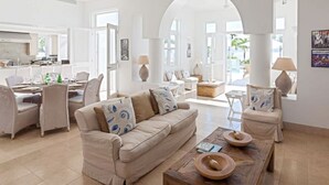 TV, DVD player - Villa Arushi (Rendezvous Bay)