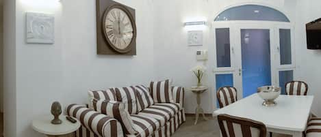 Comfort Apartment, 2 Bedrooms, Courtyard Area (2 Bedrooms) | Living room