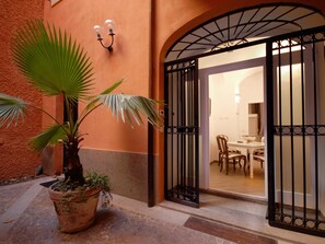 Exterior detail - Apartment Colosseo (Rome)