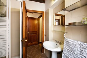 Apartment (3 Bedrooms) | Badezimmer