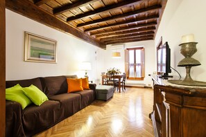 Apartment (3 Bedrooms) | Living area