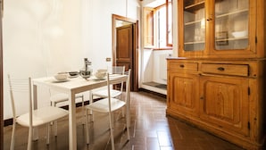 Apartment (3 Bedrooms) | Essbereich im Zimmer