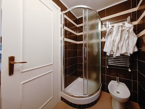 Ducha, bidet, shampoo