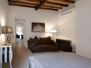 3 habitaciones, tabla de planchar con plancha, wifi y ropa de cama 