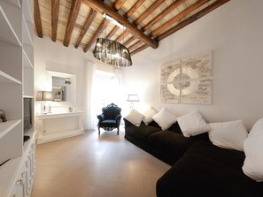 Apartment, 3 Schlafzimmer | Wohnzimmer | Fernseher