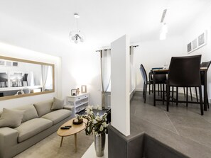 Appartamento (1 Bedroom) | Soggiorno | TV LED