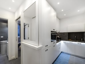 Apartment (1 Bedroom) | Dapur peribadi | Peti sejuk, ketuhar gelombang mikro, ketuhar 