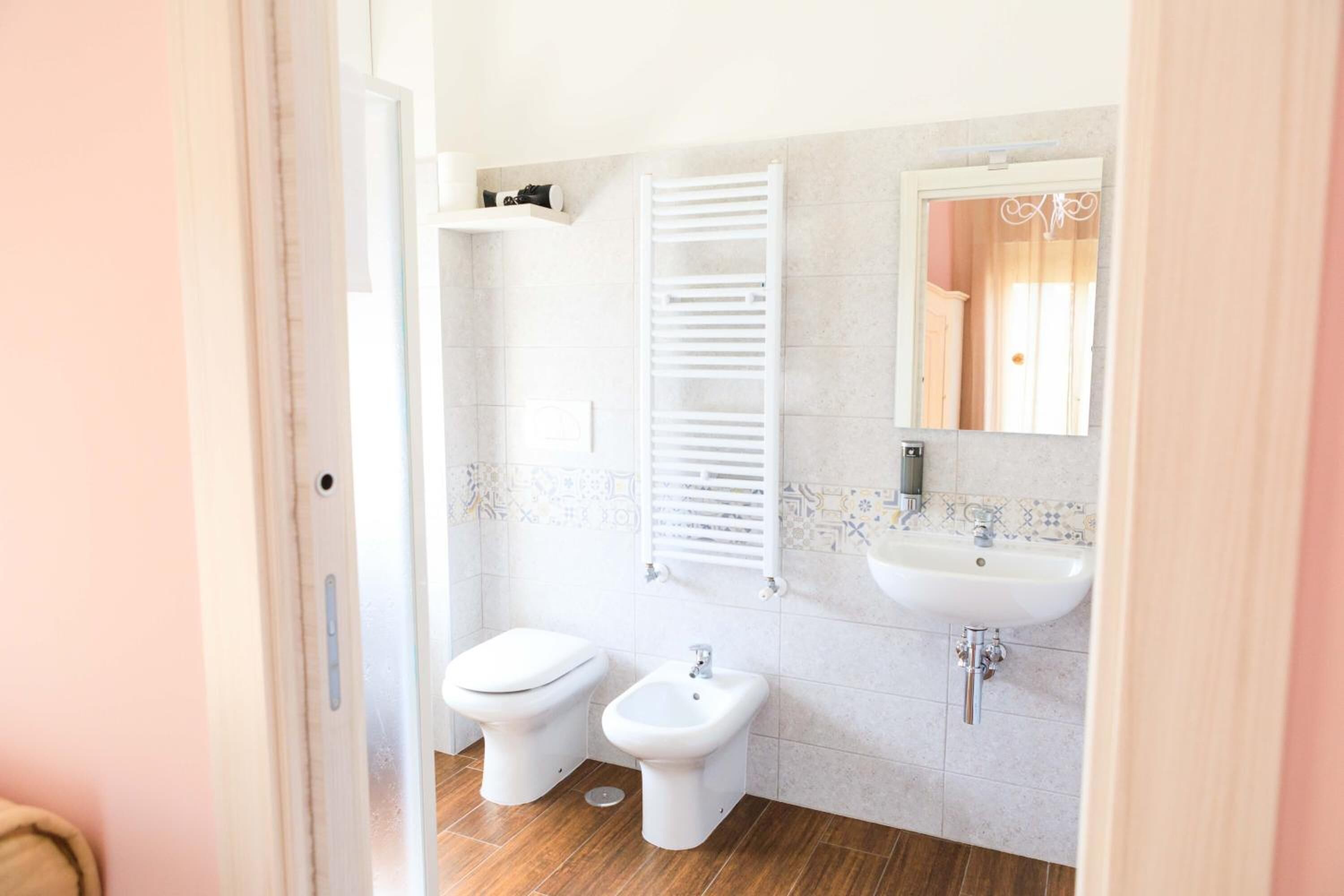 Un bagno con il water, un bidet e un lavandino.