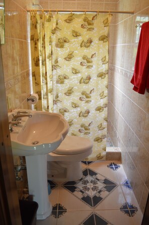 Basic apartman | Fürdőszoba | Zuhanyzó, ingyenes piperecikkek, törölközők és szappan