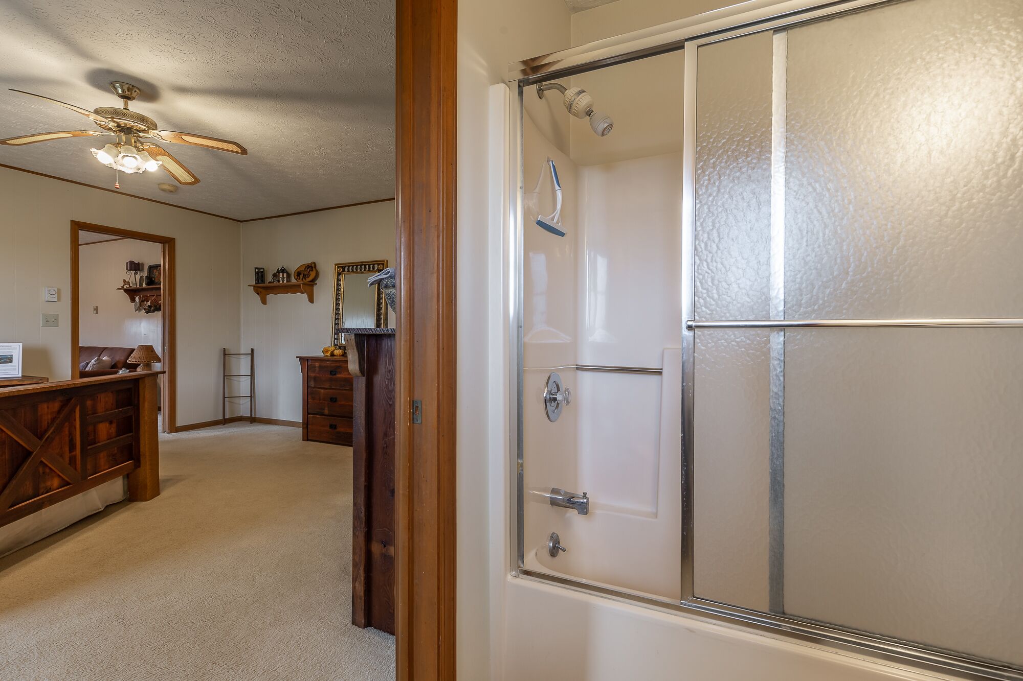 Ensemble douche/baignoire, sèche-cheveux, serviettes fournies, savon